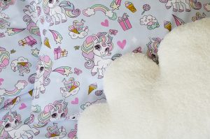 Unicorn- och regnbåtsmönstrad sänggavel i pastellfärger, perfekt för barnrum.