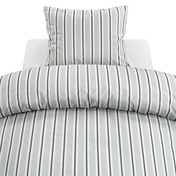 Hållbar sängklädsel med svartvita ränder från Sängfabriken.