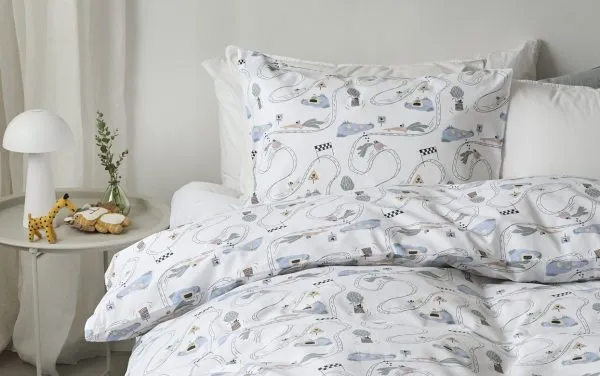 Lekfullt barnrumsinspirerad sängklädsel med svensk design.