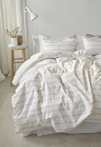 Mjukt sängklädesset i naturfärger för skönt och stilrent sovrum.