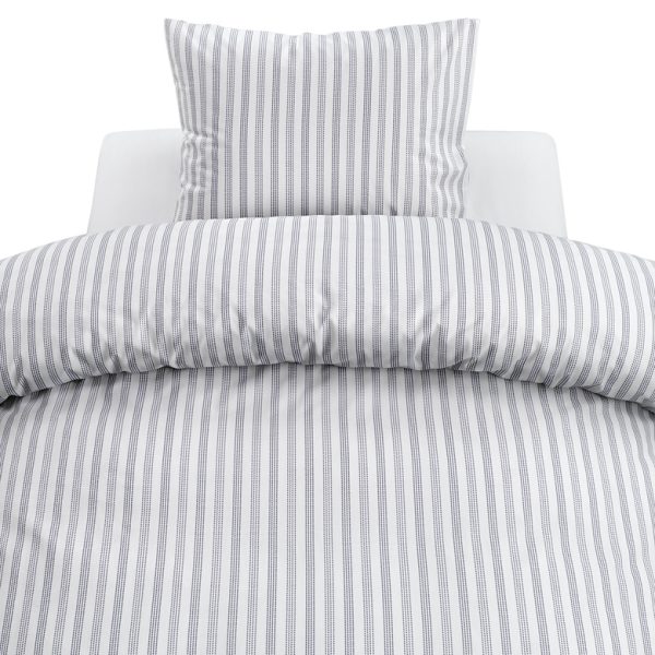 Havsvit sängkläder med blå randig mönster för skandinavisk stil.