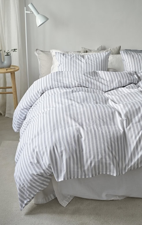 Havsskimrande sängkläder i linne, perfekt för sovrum med modern och avkopplande stil.