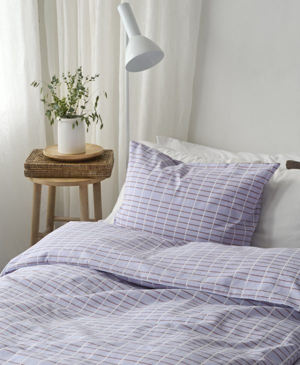 Mönstrat sängkläder i rosa och grått, perfekt för en mysig sovrumsmiljö.