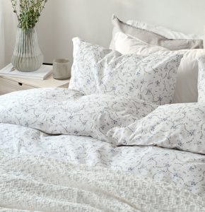 Mjuka vit sängkläder med blommönster för ultimat sömnkomfort.