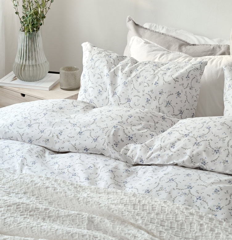 Mjuka vit sängkläder med blommönster för ultimat sömnkomfort.