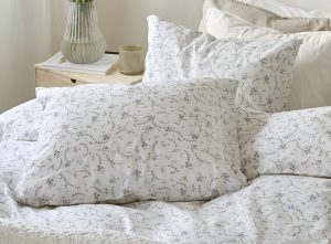 Mjuka sängkläder med lantlig blomsterprint, perfekt för ett mysigt sovrum.