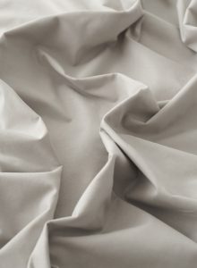 1. Mjuk vit sidentyg för sängkläder och hemtextilier.
