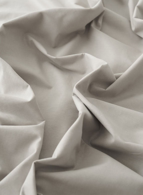 1. Mjuk vit sidentyg för sängkläder och hemtextilier.