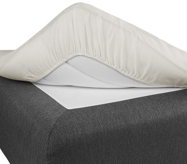 Lakanpassning på säng av hög kvalitet för optimal komfort.