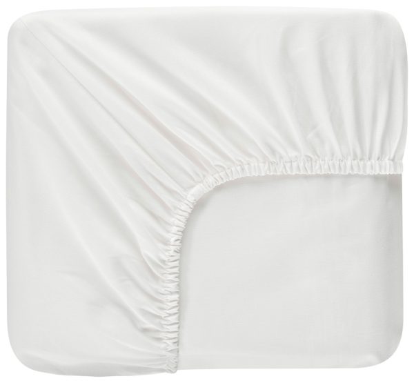 Beklädd med snyggt vitt sängöverkast, hög kvalitet och elegant design.