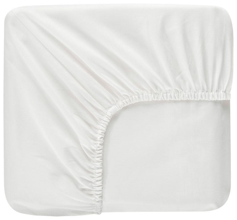 Beklädd med snyggt vitt sängöverkast, hög kvalitet och elegant design.