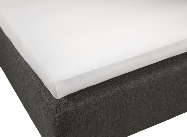 Mjukt vit sängkläder på mörkgrå sängram, högkvalitativ sömnkomfort.