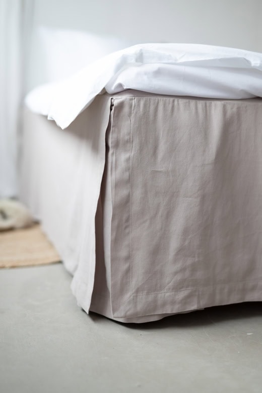 Ljus beige bäddtextil för sängar i högkvalitativt material.