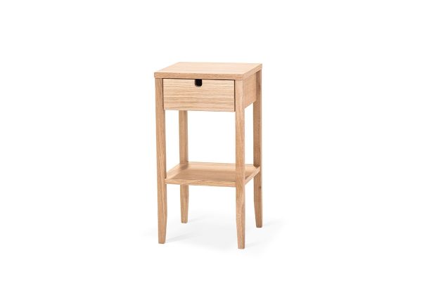 Naturlig trä sänggavel i skandinavisk design.