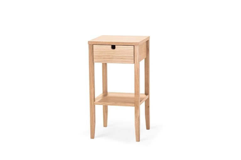 Naturlig trä sänggavel i skandinavisk design.