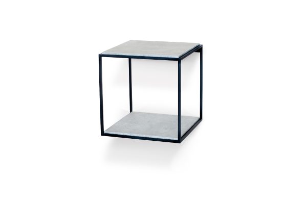 Sängfabriken sängtillbehör, sidobord i betong och svart metall, modern design.