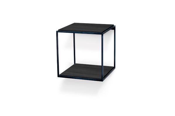 Sängfabriken moderna sängram i svart metall och trä, stilren och funktionell för sovrum.