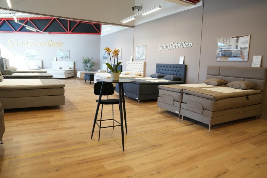 Madrassutställning med olika sängar för komfort och kvalitet.