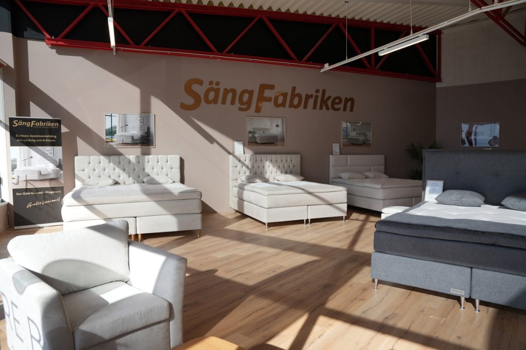 Bekväm sängar i tyg och läder för sovrum, kvalitetssängar från Sängfabriken.