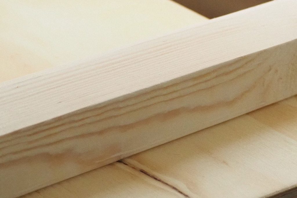 Hälsosamt trä, komfortabel säng och kvalitetsmaterial hos Sängfabriken.