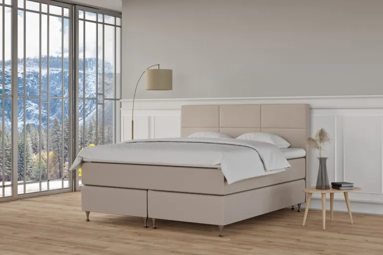 Skandinaviskt sängrum med stor säng och läcker utsikt över snötäckta berg.