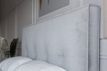 Sängfabriken, lyxigt sänghuvud i ljusgrå sammet för elegant sovrumsmiljö.
