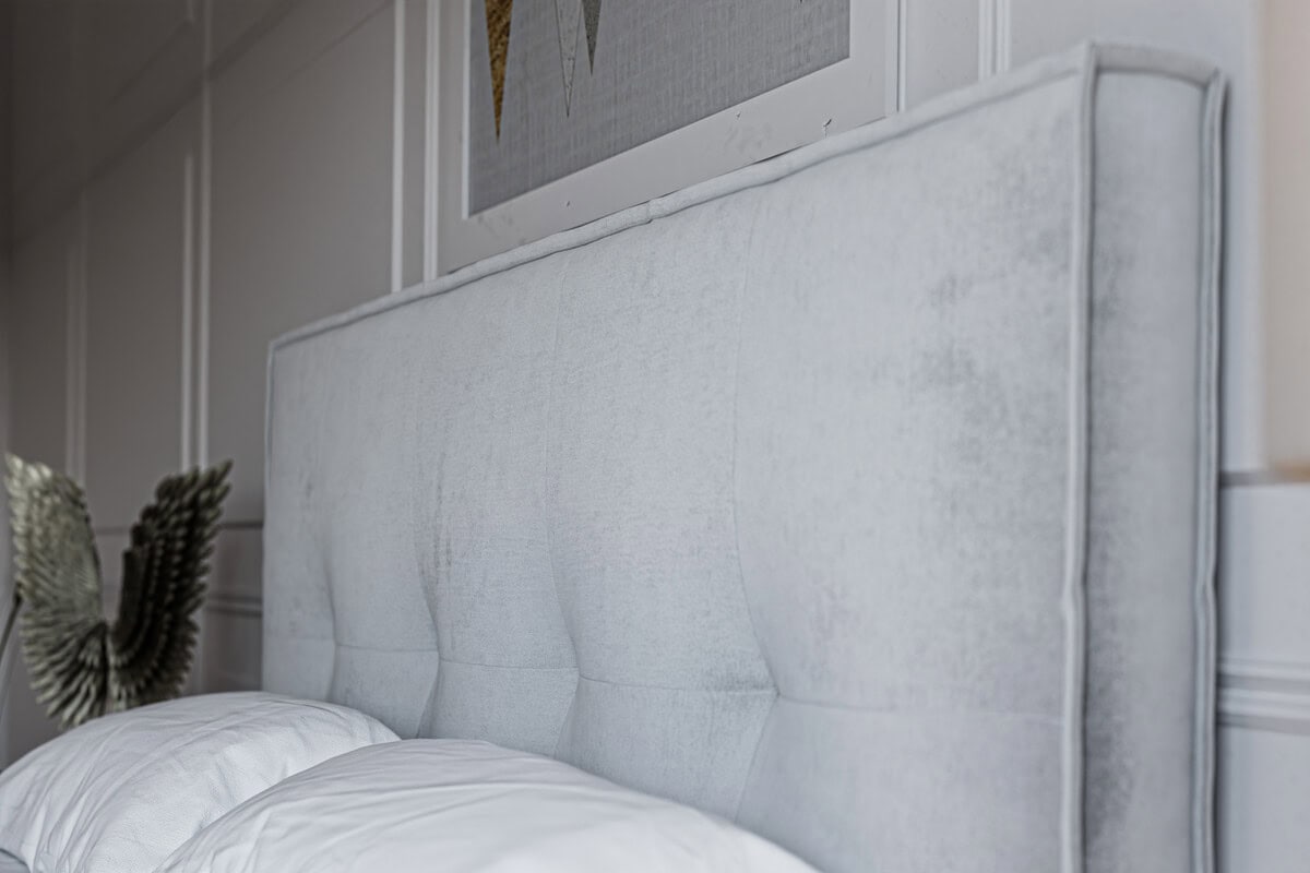 Sängfabriken, lyxigt sänghuvud i ljusgrå sammet för elegant sovrumsmiljö.