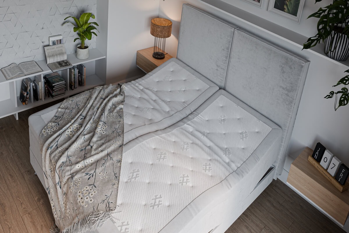 Säng med bekväm madrass och stilrent sovrum, perfekt för en god natts sömn.