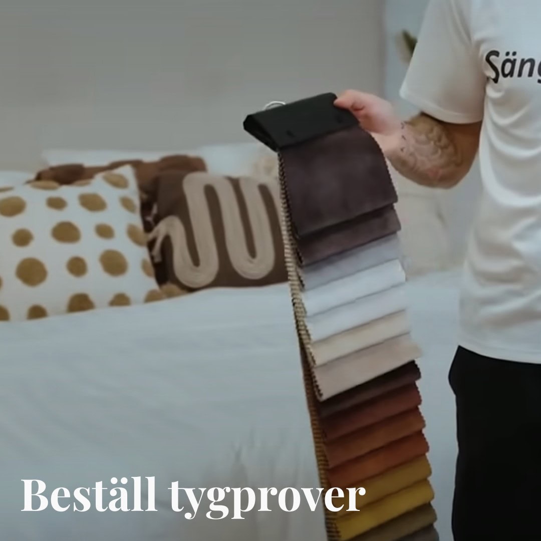 Krämfärgade påslakan och kuddar i olika mönster och material för exklusiv sängkomfort.