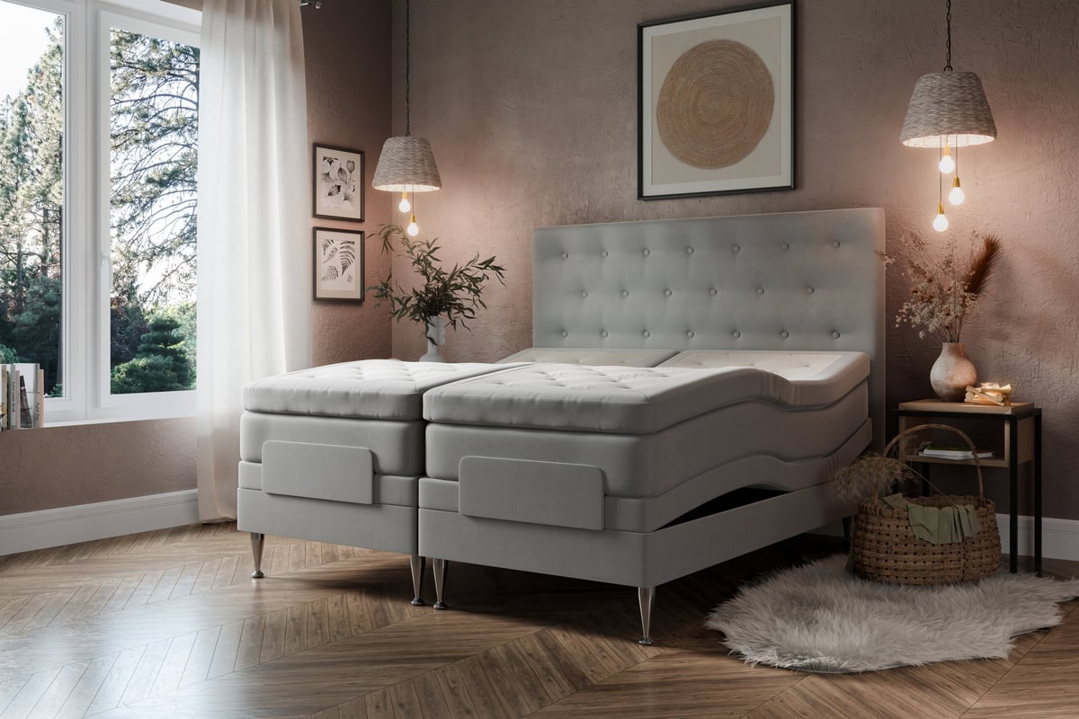 Fräscht sovrum med moderna sängar och naturliga inredningsdetaljer.