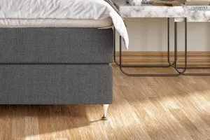 Sängfabriken, modern sovrumsinredning med säng och sidobord i skandinavisk stil.