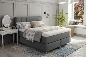 Säng från Sängfabriken i modern och stilren design med bekvämlighet för en god natts sömn.