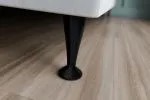 Högkvalitativ sängram med svart ben för modern sovrumsdesign.
