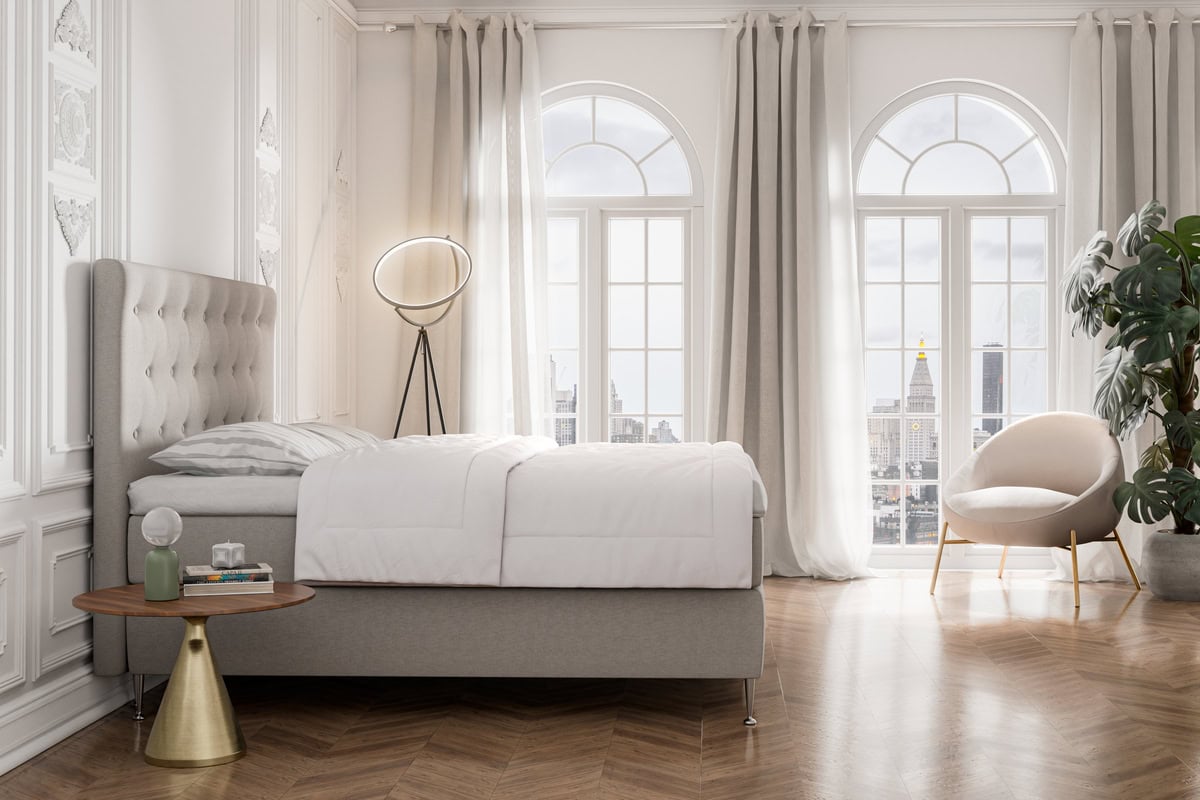 Elegant sovrum med stående fönster, bekvämt sänggavel och ljusa gardiner, perfekt för avkoppling.