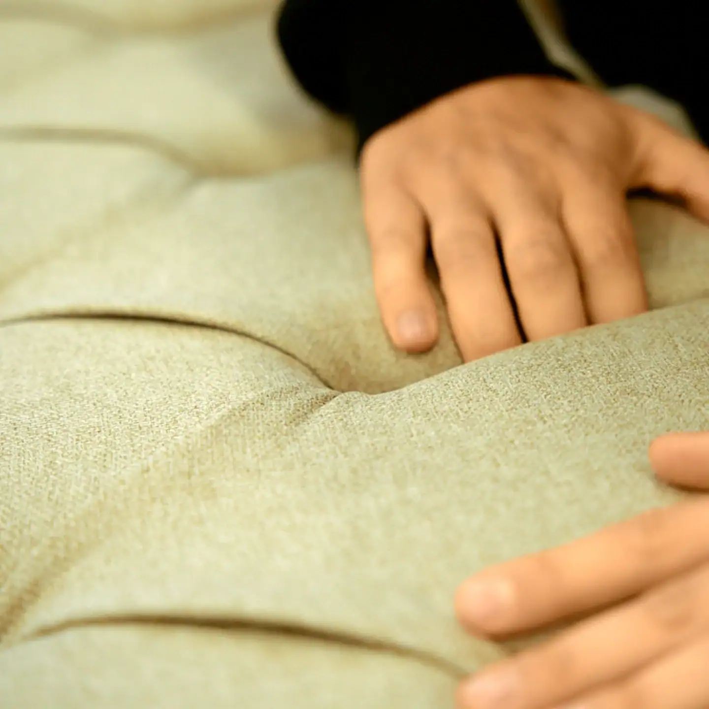 Mjukt sängöverdrag i levande material för en skön sömn och bättre vila.