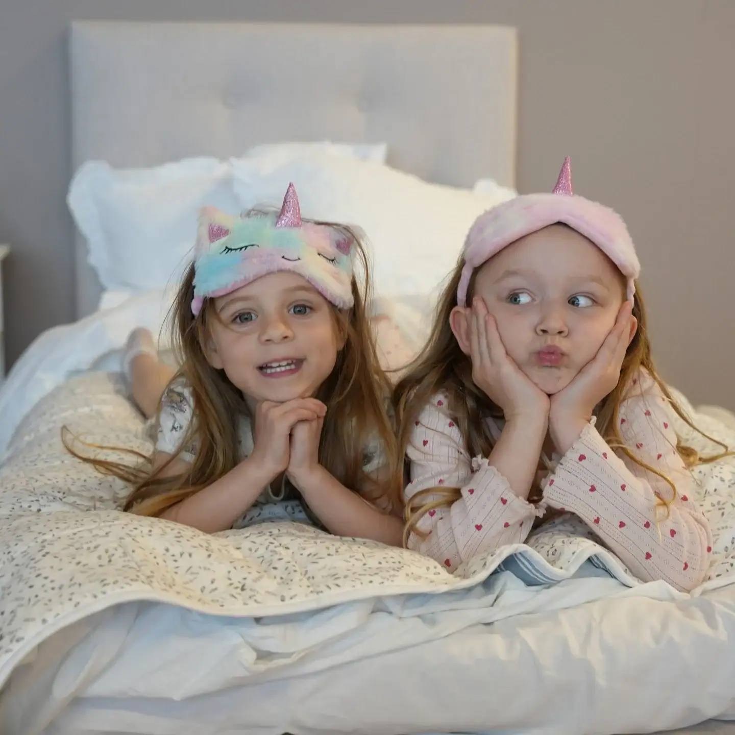 Ljuva barn i sovrummet med mjuka, färgglada sovmössor och bekväma sängar från Sängfabriken.