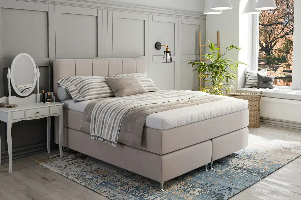 2. Modern säng i ljusgrått med bekväma sängkläder i sockerkaksstil.