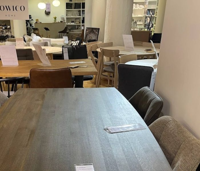 Elegant trädörrsstycke skapar en mysig atmosfär i sovrummet.