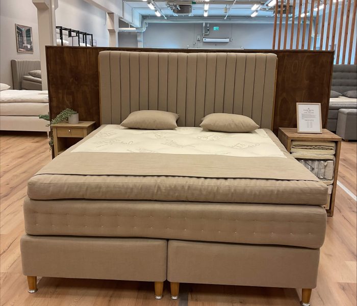 Högkvalitativ säng för ett bekvämt sovrum.