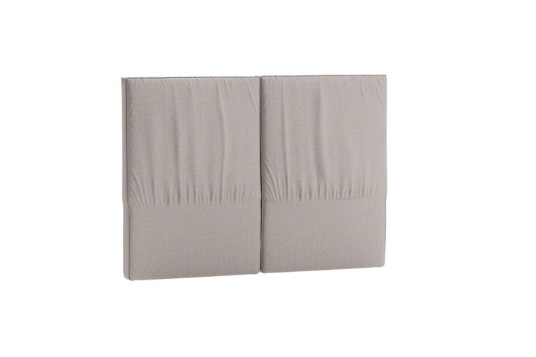 Sänggavel i ljusgrått tyg för modern sovrumsinredning.