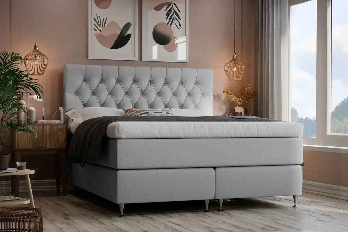 Sängfabriken säng med modern design och bekvämt huvudgavel i ljusgrått tyg.