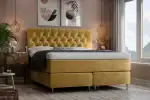 Sängfabriken säng med gul sammetstextur och modern inredning.