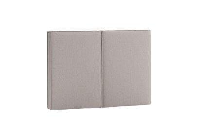 Sänggavel i ljusgrått tyg för modern sovrumsinredning.