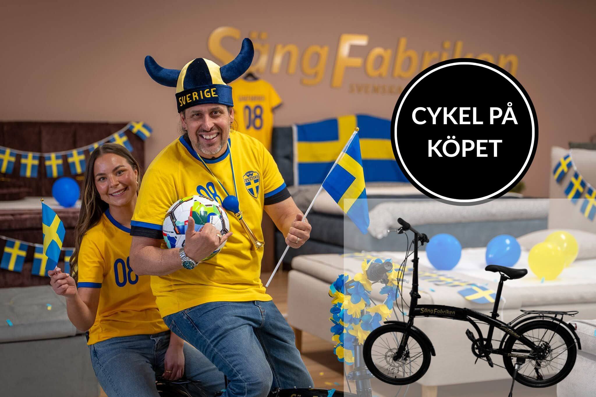 Svenska fans med svenska flaggor och supporterutrustning i sängbutik.