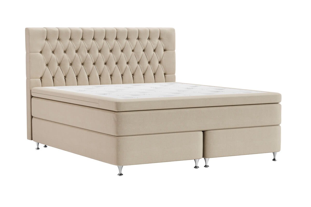 Elegant beige säng med tuftat huvudgavel och metallben.