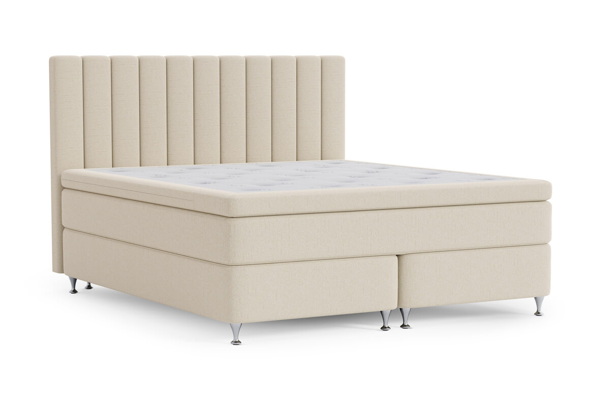 Sängram i beige med hög, vertikal panelklädd huvudgavel.