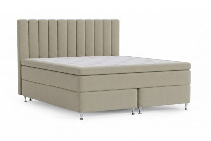 Sängram med beige klädsel och höga vertikala paneler.