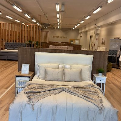 LDarseläng, säng, sängutställning, Sängfabriken, sovrumsmöbler, kvalitet, hantverk, bekvämt, modern design, svenskproduktion, sovrumsinspiration.
