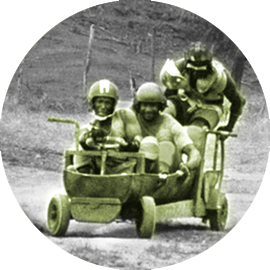 Sanka et ses coéquipiers sur un bobsleigh à roue - offre mobilités douces Rockett Week