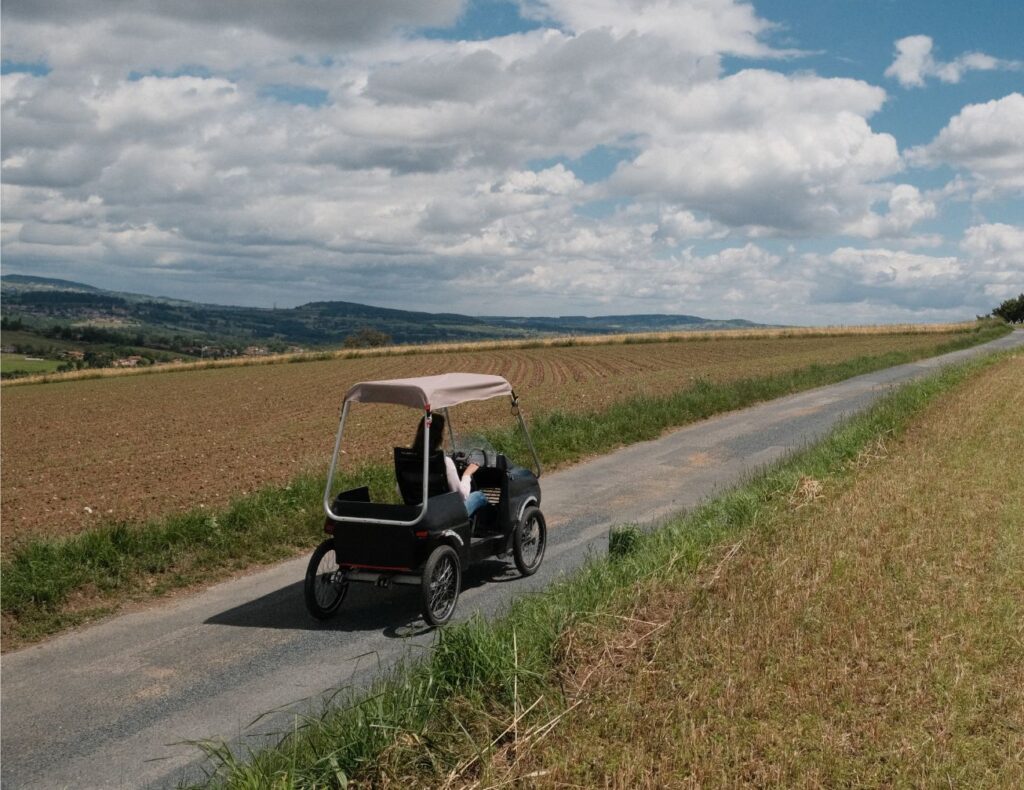 Bob vu de dos roulant sur une route secondaire